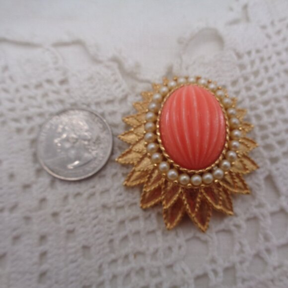 Vintage EMMONS Dawning Glory Coral Cabochon Gold Tone SUNBURST BROOCH - Picture 3 of 6